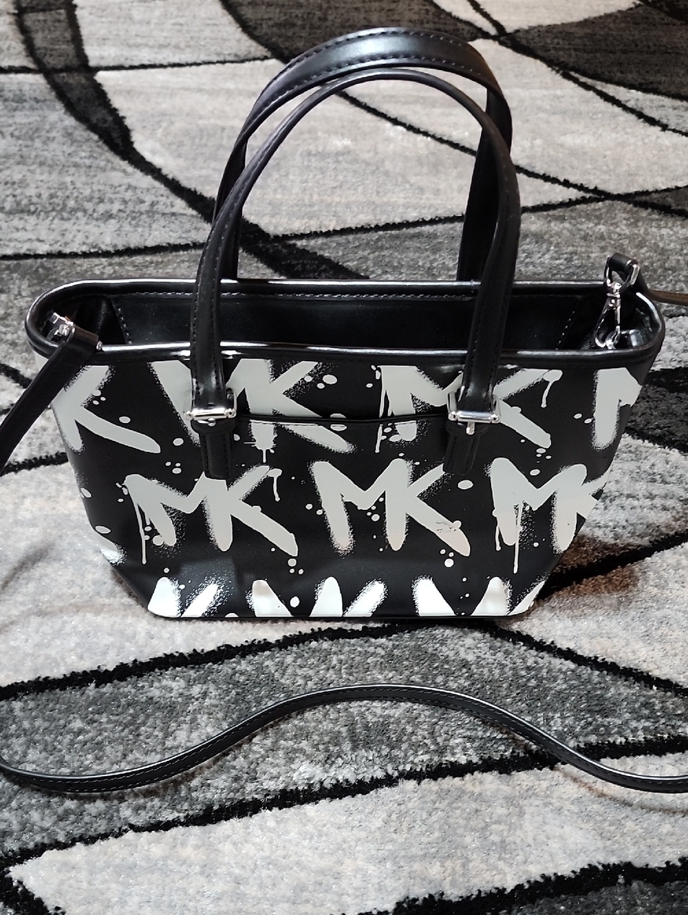 MICHAEL KORS NEW YORK CITY BLK & WHITE GRAFFITI LOGO PRINT XS MINI CROSSBODY BAG - Picture 8 of 16
